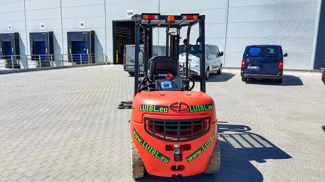 Bild 2 einer Mietmaschine vom Typ 3 tonnes electric | EP EFL302 Triplex mast 4800 mm