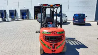 Vorschaubild 2 einer Mietmaschine vom Typ 3 tonnes electric | EP EFL302 Triplex mast 4800 mm