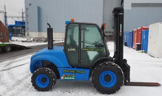 Vorschaubild 1 einer Mietmaschine vom Typ 3 tonne rough terrain forklift | Ausa C300H x4