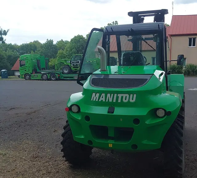 Bild 3 einer Mietmaschine vom Typ 3 Ton All Terrain Forklift | Manitou M30-4