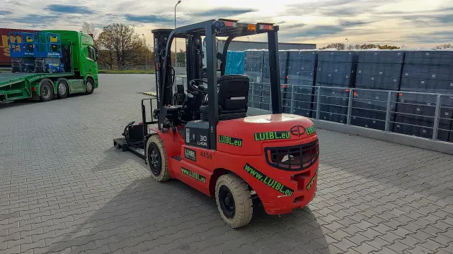 Bild 1 einer Mietmaschine vom Typ 3 tonnes electric | EP EFL302 Triplex mast 4800 mm