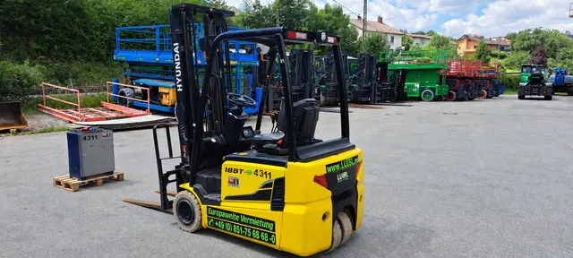 Bild 2 einer Mietmaschine vom Typ 1,8 Tonnen Elektro Dreirad | Hyundai 18BT-9 5500 mm