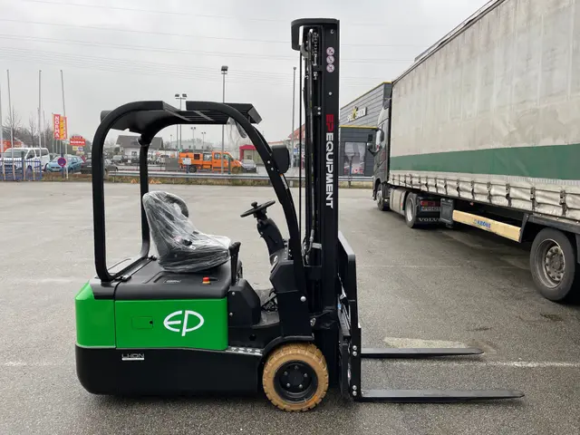 Bild 2 einer Mietmaschine vom Typ 1,8 Tonnen Elektro Dreirad | EP CPD18TV8 6000 mm