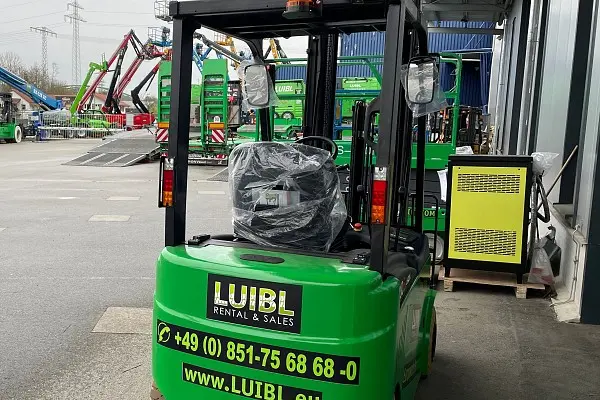 Bild 3 einer Mietmaschine vom Typ 2 Tonnen Elektro Vierrad | EP CPD20L1S 6000 mm