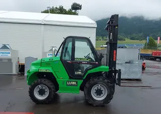 Vorschaubild 1 einer Mietmaschine vom Typ 3 Ton All Terrain Forklift | Manitou M30-4