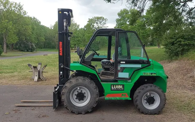 Bild 4 einer Mietmaschine vom Typ 3 Ton All Terrain Forklift | Manitou M30-4