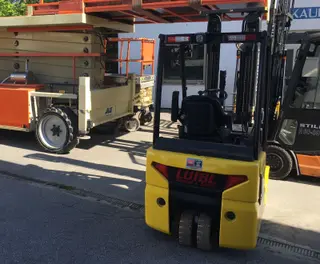 Picture of a rental machine of the type 1.5 tonne electric tricycle | Hyundai 15BT-9 5500 mm