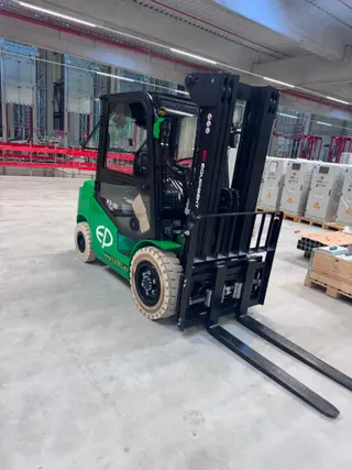 Vorschaubild 0 einer Mietmaschine vom Typ 3.8-tonne Electric Forklift | EP EFL382X5 4800 mm