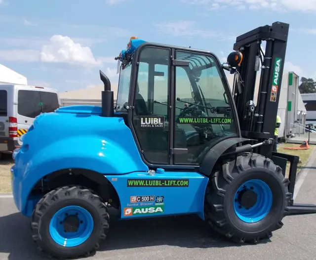 Bild 0 einer Mietmaschine vom Typ 5 tonne rough terrain forklift | Ausa C500H x4