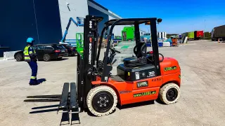 Vorschaubild 0 einer Mietmaschine vom Typ 3 tonnes electric | EP EFL302 Triplex mast 4800 mm