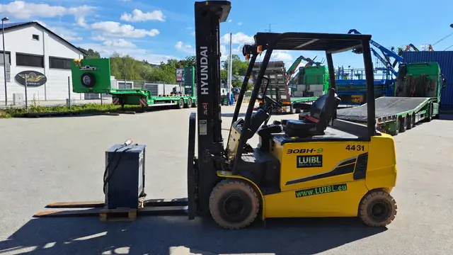 Bild 0 einer Mietmaschine vom Typ 3 Tonnen Elektro | Hyundai 30BH-9 6000 mm