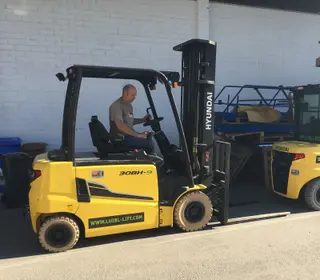 Vorschaubild 0 einer Mietmaschine vom Typ 3 tonnes electric | Hyundai 30BH-9 6000 mm