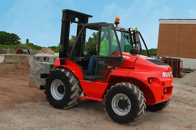 Bild 1 einer Mietmaschine vom Typ 5 Ton All Terrain Forklift | Manitou M50-4