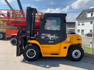 Vorschaubild 1 einer Mietmaschine vom Typ 5-tonne Diesel Forklift | Maximal FD50T 4800 mm