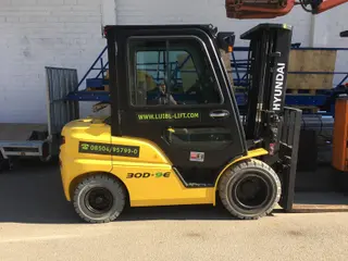 Picture of a rental machine of the type 3 tonnes diesel | Hyundai 30D-9 4700 mm