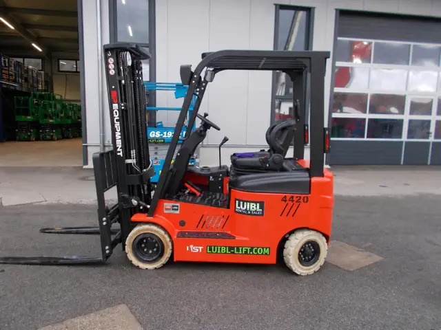 Bild 4 einer Mietmaschine vom Typ 2 Tonnen Elektro Vierrad | EP CPD20L1-Li 4700 mm