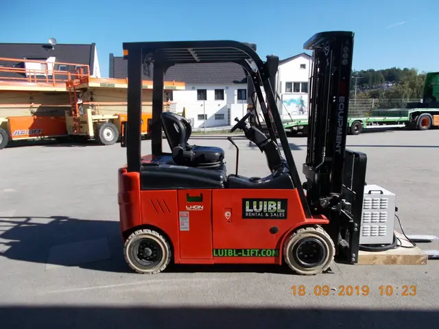 Bild 3 einer Mietmaschine vom Typ 2 tonne electric four-wheeler | EP CPD20L1-Li 4700 mm