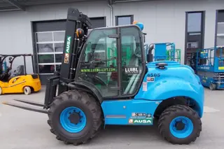 Vorschaubild 1 einer Mietmaschine vom Typ 5 tonne rough terrain forklift | Ausa C500H x4
